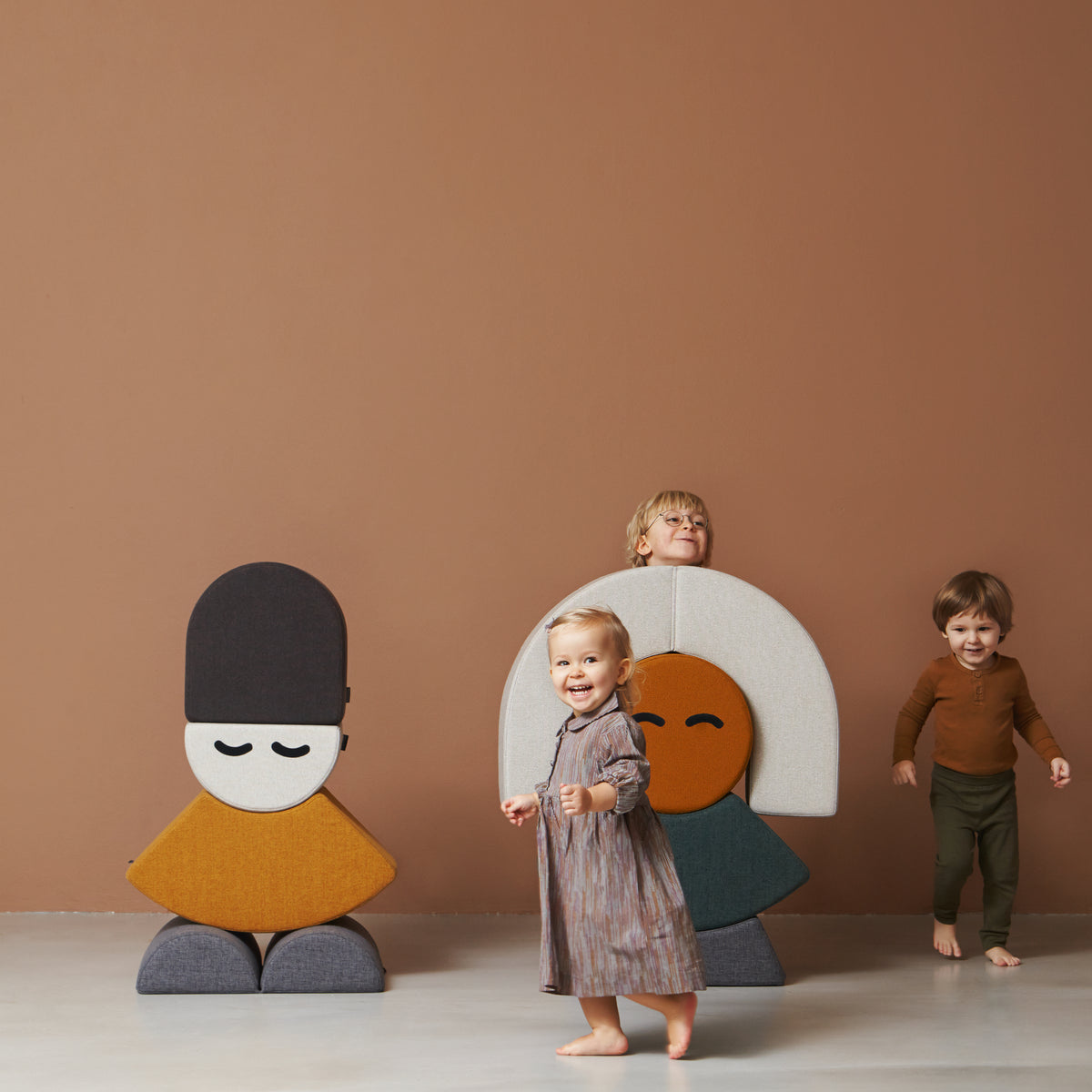 by KlipKlap Mrs. Circle Face Mustard Brown