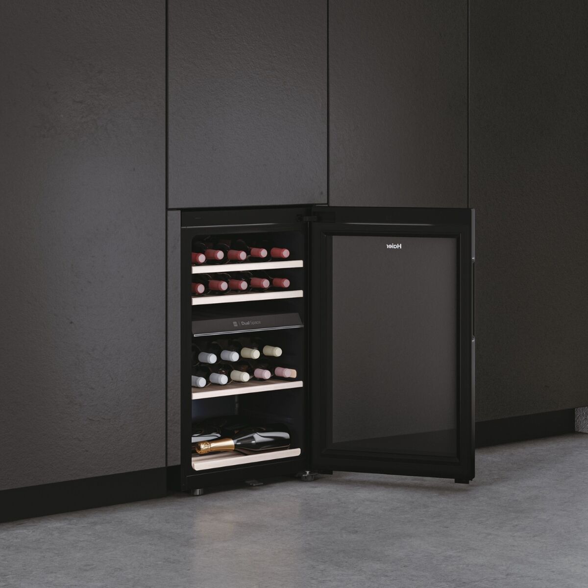 Haier HWS42GDAU1 Frittstående vinskap Svart
